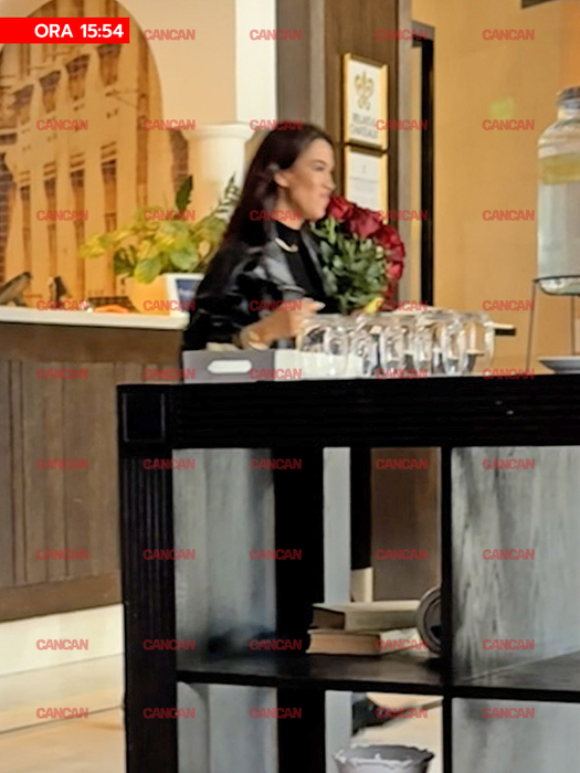 Alexandra Popescu nu a ieșit din cameră cu mâinile goale, ci și cu buchetul de flori în brațe