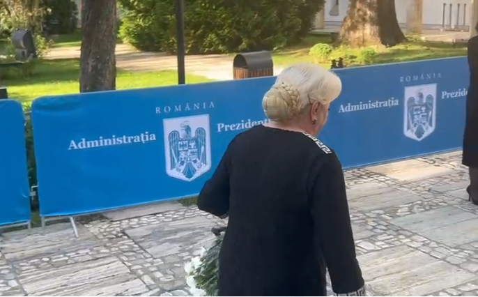 Cum a apărut Viorica Dăncilă la priveghiul lui Ion Iliescu? Toate privirile s-au întors către ea
