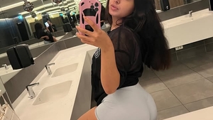 O ploieșteancă a fost dată afară de la McDonalds, apoi șeful ei s-a abonat la ea pe OnlyFans! Cât dă bărbatul lunar, ca să o admire