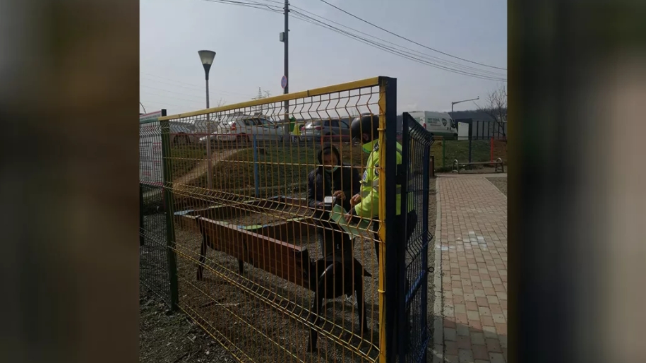 O femeie a fost sancționată pentru că stătea pe o bancă într-un parc pentru copii. Ce spun oamenii legii