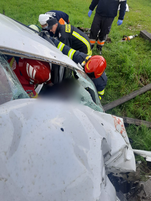 Accident grav în Suceava! O persoană a murit și alte 5 au fost rănite, după ce o mașină a intrat în stâlp. FOTO