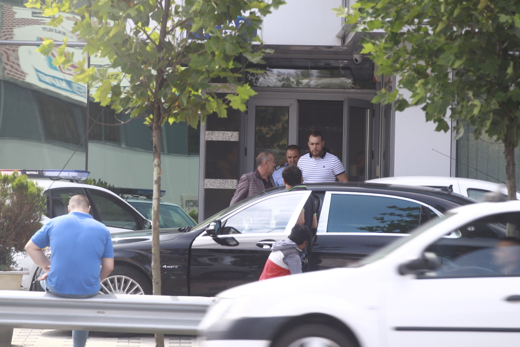 Becali vorbeşte cu anchetatorul său, Cornel Ivănuş, fiind foarte binedispus