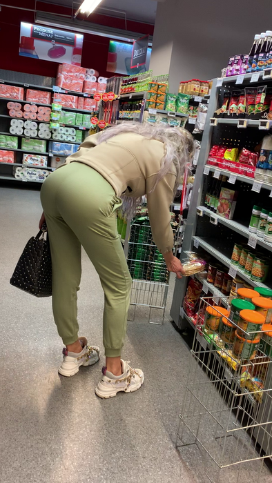 Bianca Drăgușanu  a “defilat” la supermarket cu noul posterior “gonflat”