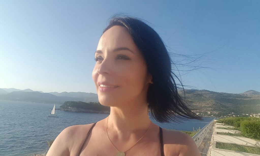 Andreea Marin, încă o apariţie sexy la piscină. Cum arată în costum de baie la 42 de ani