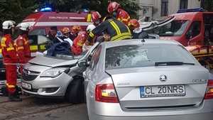 Persoană rănită într-un accident produs în centrul Capitalei. A fost nevoie de intervenția descarcerării. VIDEO