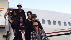 Celebrul actor JOHNNY DEPP, luat cu asalt de "Brigada Secţia 19". Totul s-a întâmplat într-o local de lux din Bucureşti 