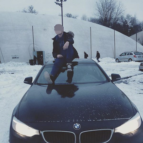 Wael nu ratează nicio ocazie să se fotografieze alături de mașinile familiei