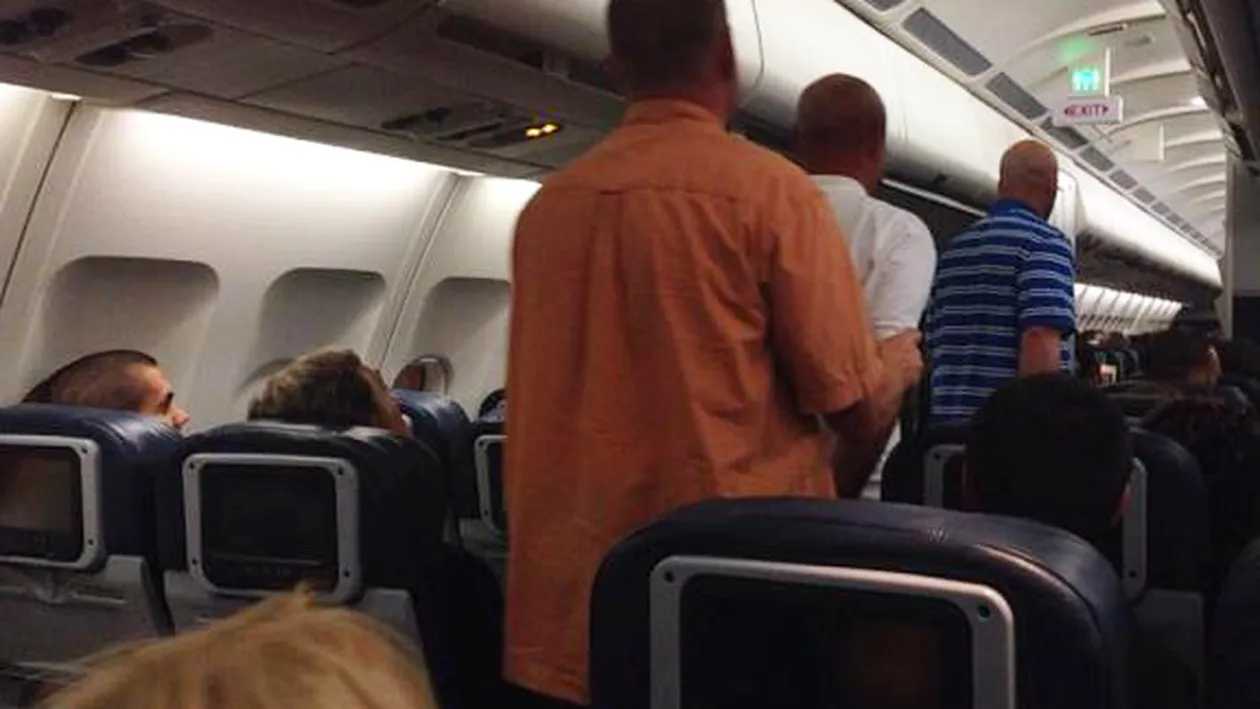 Pasageri panicaţi într-un avion care a aterizat în Timişoara. Trei persoane scoase în cătuşe din aeronavă, după o tentativă de...