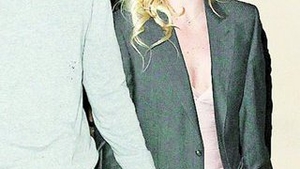 Britney Spears, comportament bizar la petrecerea noului logodnic! De mana cu alt barbat
