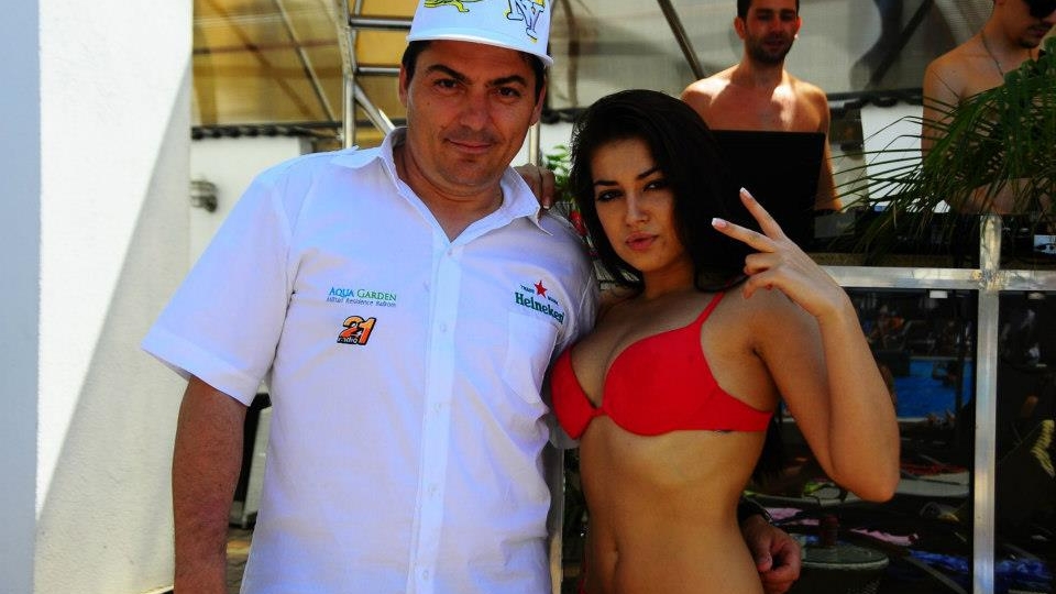 A vrut sa fie sexy, dar intreg tabloul a fost distrus de un... cos "copt"! Vezi ce cantareata a comis-o in halul asta!