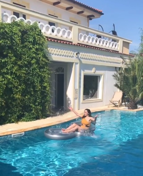 Cristina Șișcanu, criticată după ce a apărut în costume de baie sexy pe litoral. “Mai multă tonifiere nu ar strica”