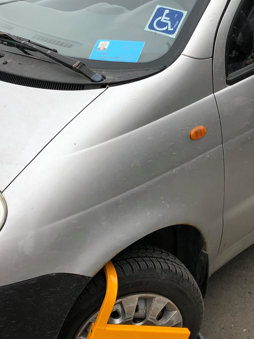 Bătrân cu handicap locomotor, umilit de un paznic în parcarea unui supermarket din Capitală. Motivul este uluitor