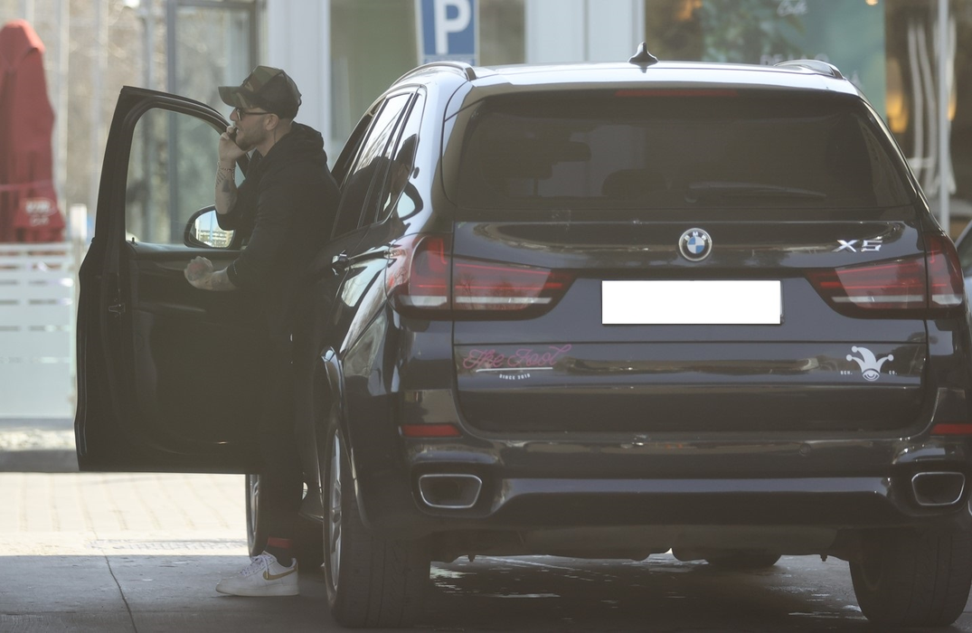 Cătălin Bordea ajunge la benzinărie (SURSA FOTO: CANCAN.RO)