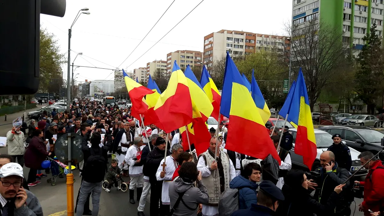 Mii de oameni au ieşit în stradă, în toată ţara. Nu mai vor avorturi, ci măsuri pentru familie!