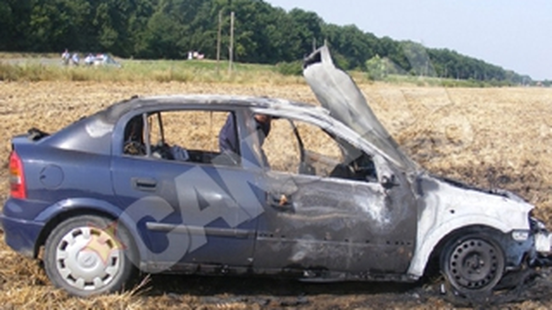 Un aradean s-a injunghiat si apoi si-a dat foc