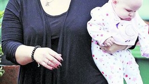 Ai zice ca e mama lui. Ce urata e sora lui Beckham!