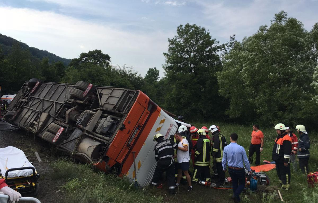 12 oameni au fost răniţi după ce un autocar s-a răsturnat! Plan roşu de intervenţie