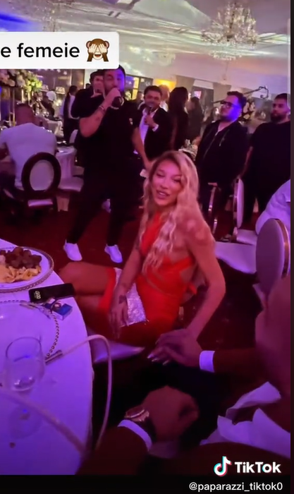 Ema Uta și Alex Bodi se țin de mână în timpul dedicației. Sursă: Tik Tok