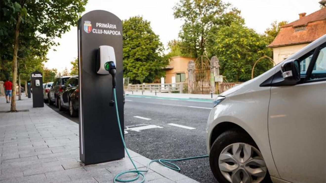 Câți lei a fost obligat să plătească un șofer din Cluj, după ce și-a încărcat mașina electrică la o stație a Primăriei