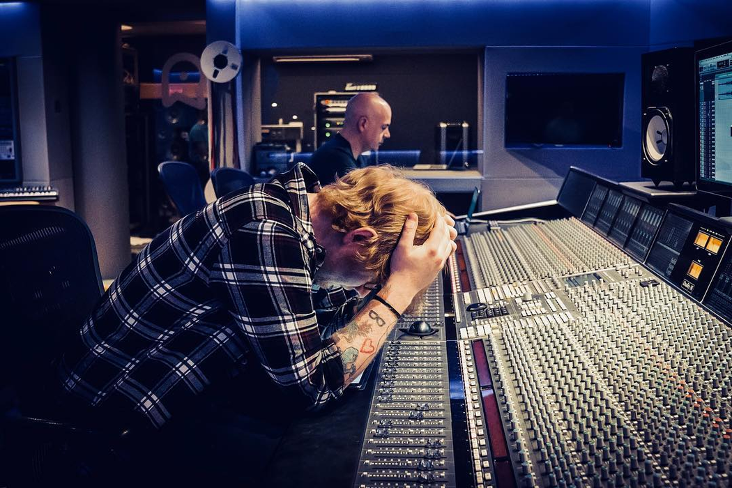 Ed Sheeran a cumpărat toate proprietăţile din jurul casei sale! Motivul este incredibil