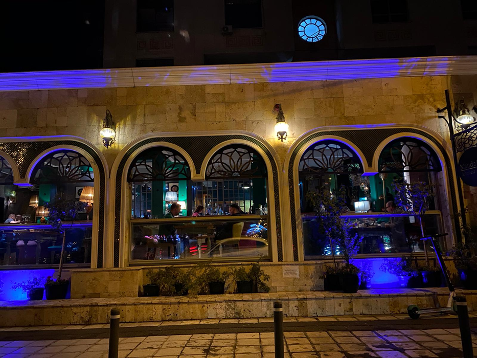 Oamenii stau liniștiți la masă în restaurantul Mandaloun din Capitală, deși ar trebui ca locația să fie închisă