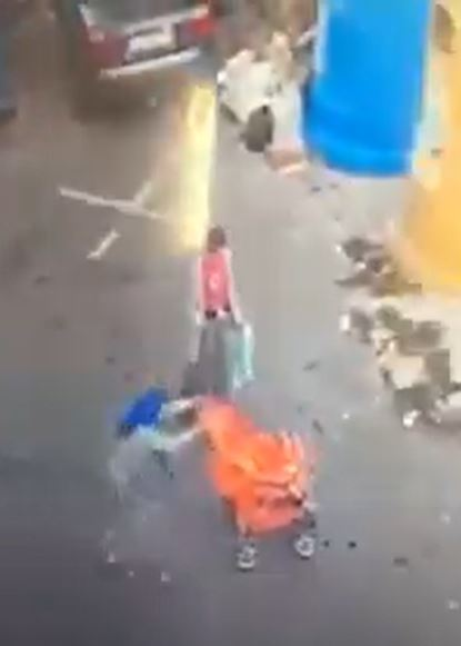 Două copile de etnie romă, filmate în timp ce fură un cărucior de copii în plină zi în Tulcea. Cum au fost surprinse mamele lor | VIDEO