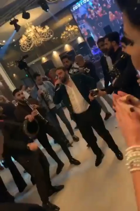 ”Regele manelelor”, îngropat în bani la un chef al clanurilor!