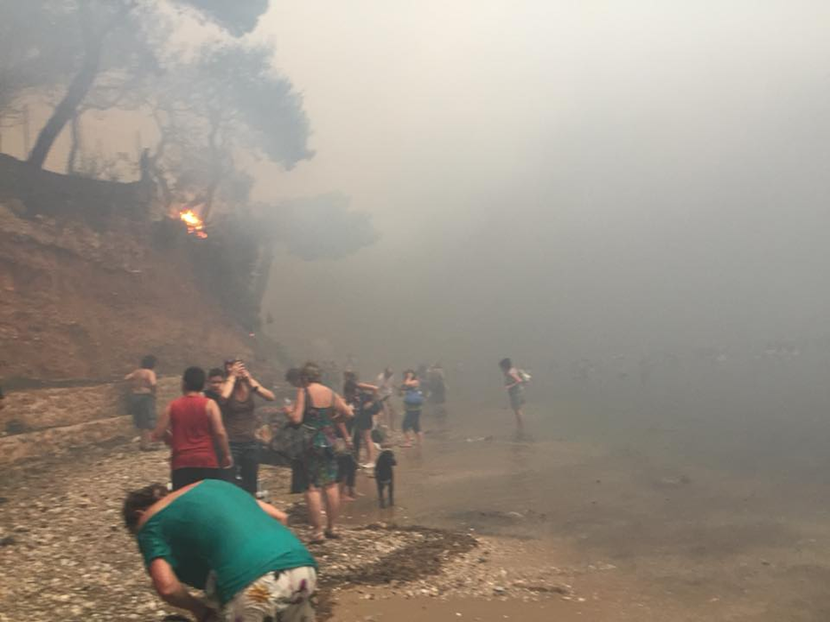 Imagini apocaliptice de la dezastrul din Grecia! Oamenii s-au refugiat în mare