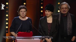 VIDEO / Adina Pintilie a câștigat premiul Ursul de Aur la Festivalul de Film de la Berlin cu filmul ”Nu mă atinge”