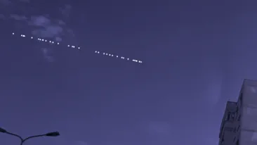 Ce reprezintă, de fapt, linia punctată care apare pe cerul Iașului. Elon Musk este direct responsabil. FOTO