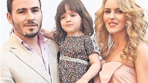 Denisa Nechifor îşi duce fetiţa la bunici cu avionul privat!