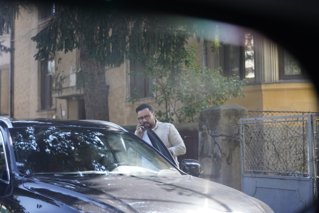 Cătălin Măruță vorbește la telefon în timp ce închide mașina (Foto: CANCAN.RO)