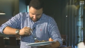 Cătălin Măruţă, păcălit să mănânce lăcuste în direct, la TV! Cum a reacţionat când a aflat ce a degustat