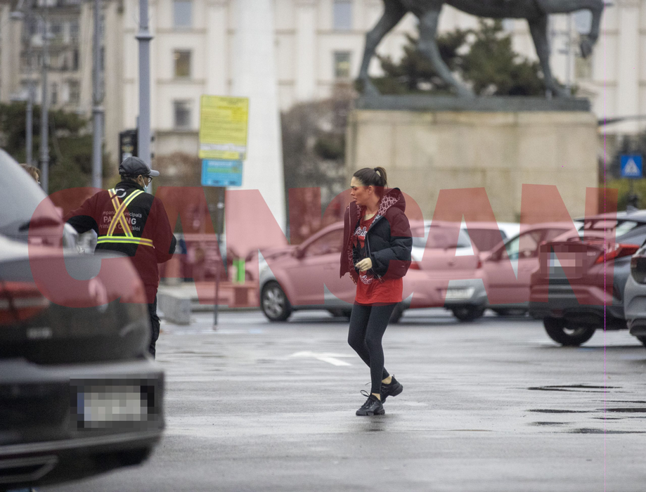 Corina Caciuc plătește parcarea (Foto: CANCAN.RO)