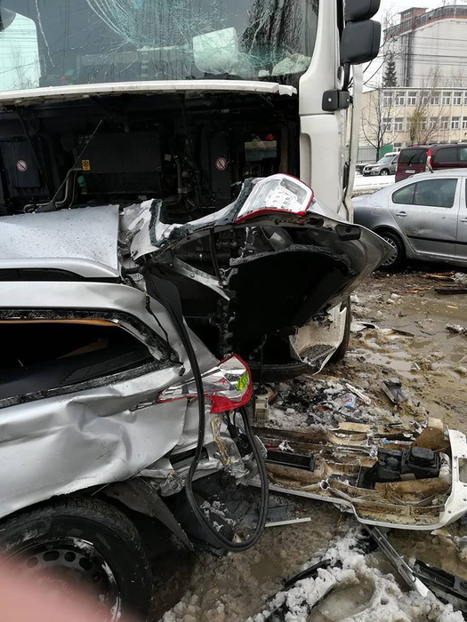 TIR-ul s-a oprit după ce a făcut praf nouă maşini