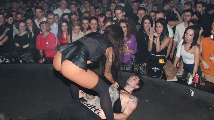 Ruby i-a redus la tăcere pe toţi bărbaţii din club! A calarit un fan pe scenă si a dansat deasupra lui ca o striperita!