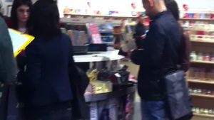 Vali Barbulescu si-a scos iubita in oras si a dus-o la...librarie. Vezi aici ce au cumparat cei doi!