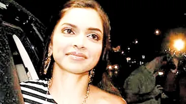 Pe Deepika Padukone o puteti vedea in filmul Love Aaj Kal- din colectia Mari Filme Indiene, lansata de CANCAN. Cu chilotii si sanii la vedere