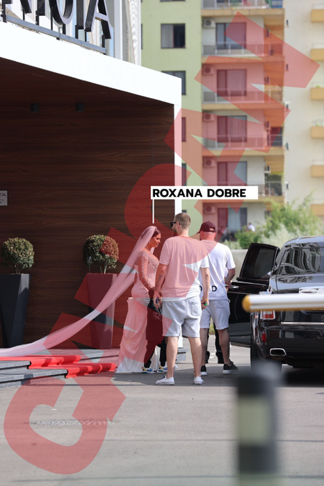 Rochia purtată de Roxana Dobre este creație semnată de Cristina Săvulescu, cea mai în vogă și cunoscută creatoare de modă, și este făcută la comandă