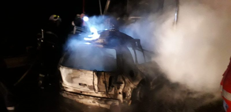 Accident teribil! Un automobil și un tir s-au ciocnit și au luat foc. Un șofer a murit