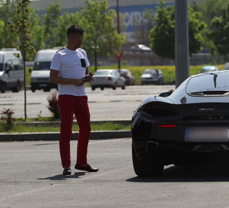 Deşi conduce un bolid McLaren în valoare de 200.000 de euro, cu care le-a înnebunit pe puştoaicele din Dorobanţi, misteriosul milionar este extrem de cumpătat când vine vorba de cumpărături