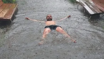 Imagini ireale în Pitești! Strada a fost inundată de ploaie și el a ieșit să înoate