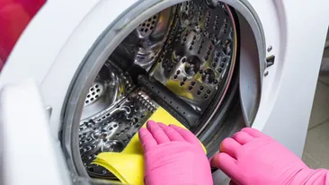 Cum îți cureți corect mașina de spălat. Pașii simpli recomandați de experți pentru a scăpa de mirosuri și bacterii