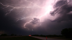 Prognoza meteo 17 mai: Vremea se menține instabilă! Ploi cu descărcări electrice în Capitală