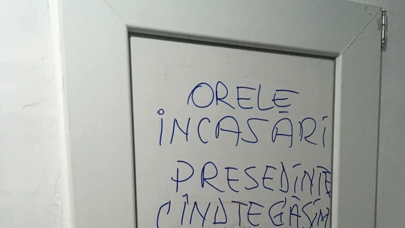 Președinte de bloc, amenințat de locatari în cel mai original mod. Ce a apărut pe ușa Administrației depășește orice imaginație