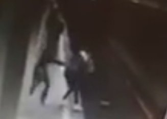 Momentul în care Magdalena Şerban încearcă să o împingă în faţa metroului pe Alexandra, prima victimă de la metrou