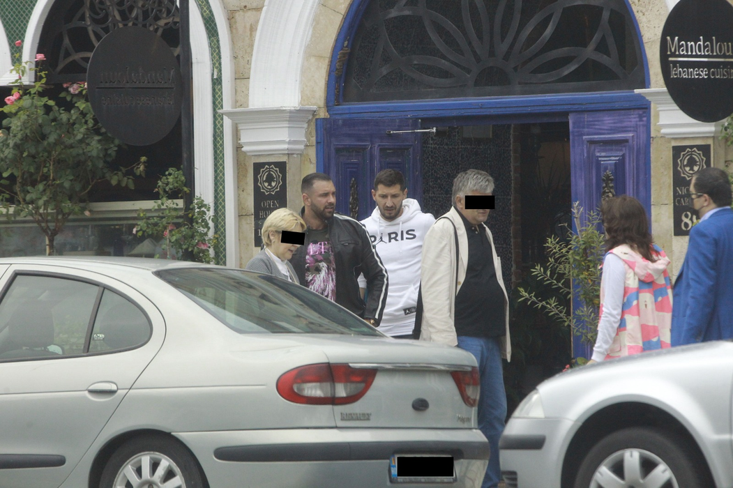 Alex Bodi și Mihai Costea ies din restaurant