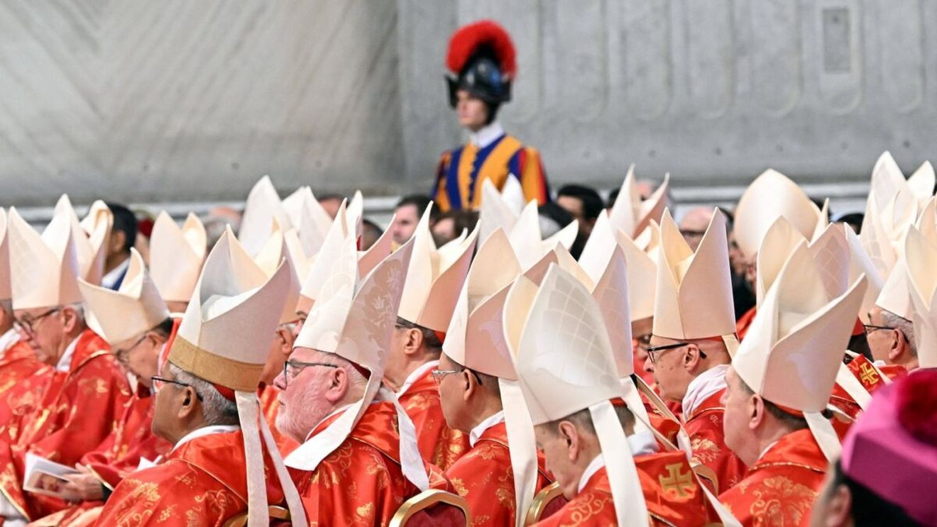 Fum negru la Vatican! Alegerea unui nou Papă se amână