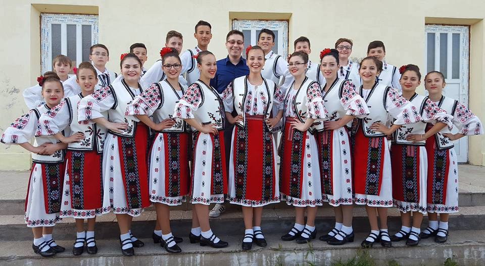 O parte dintre dansatori și antrenorul lor