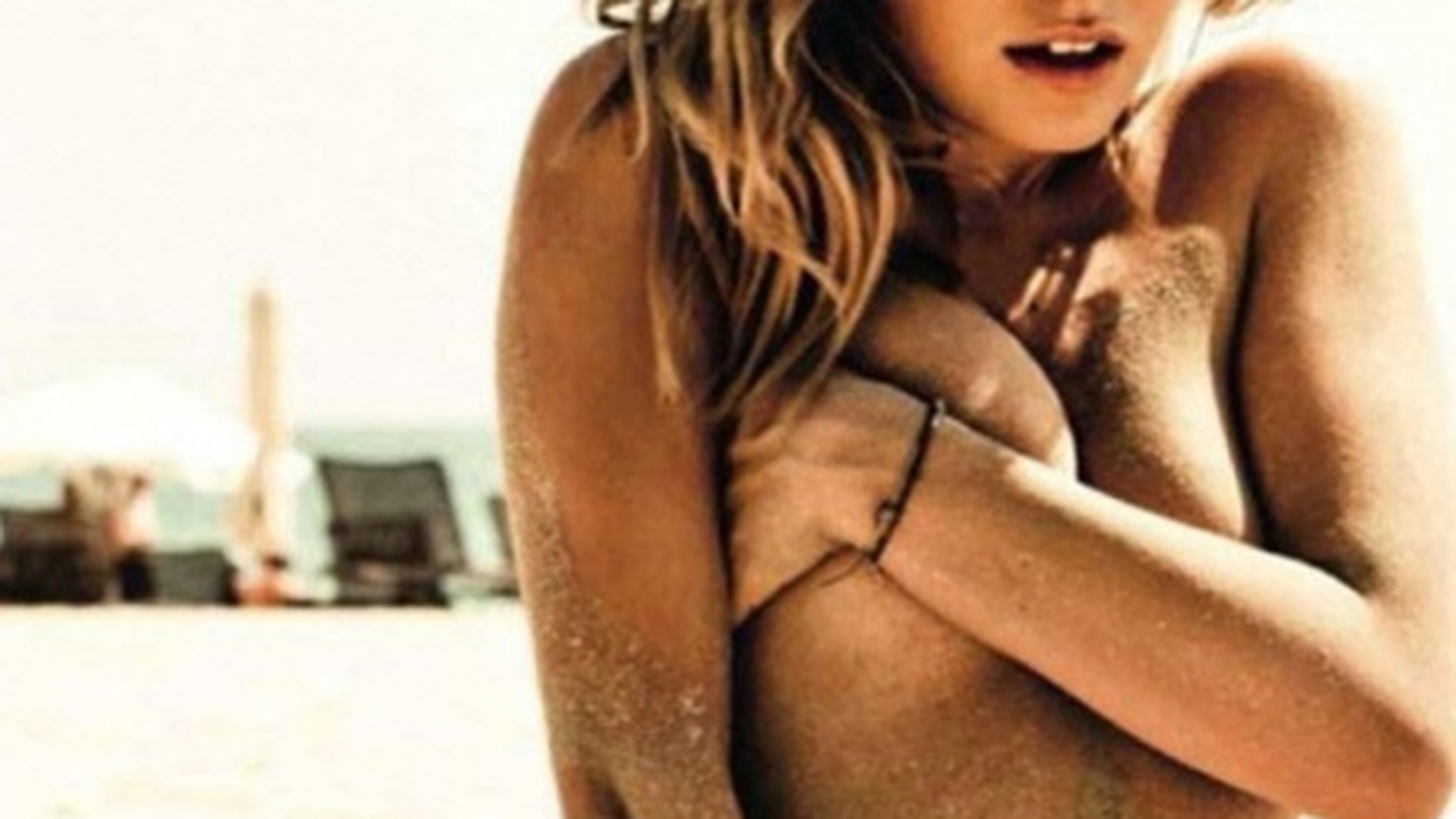 Alexandra Stan, mai fierbinte decat in orice pictorial de pana acum! Tricoul mulat a lasat sa i se vada TOT pe scena!